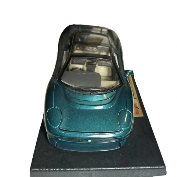 Vintage 1:18 scale diecast model of a 1992 Jaguar XJ220, manufactured by Maisto. - Picture 2 of 10
